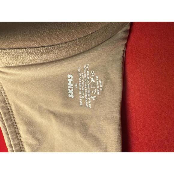 NWOT Skims Fits Everybody T Shirt Bra Color Mica Size 44B - Picture 3 of 3